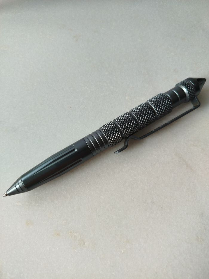 Stylo gris titanium avec embout brise-vitre