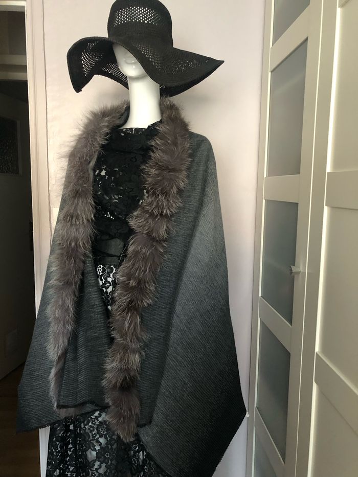 Grande étole bord fourrure - photo numéro 2