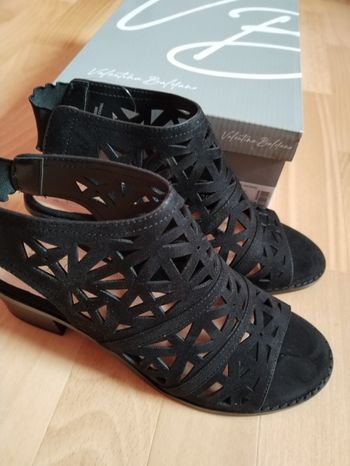 Chaussures ouvertes montantes à talon 41