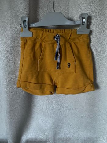 Joli petit short moutarde poche kangourou 18 mois Obaibi