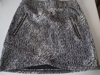 Jupe courte fille 6/8/10 ans .Noir et blanc strié . Coton polyester élasthanne . Parfait état