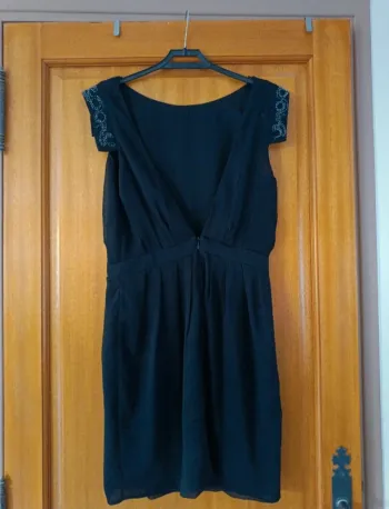 Robe dos nu mango taille L noir avec strass sur les manches.
