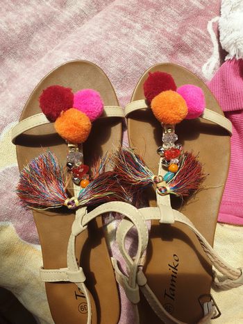 Sandale pompons et perles