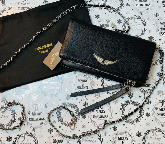 Écharpe Burberry 100% cachemire, motif Iconic Check beige. Dimensions 185 cm × 40 cm. Logo cavalier brodé + étiquette Burberry. État neuf, jamais portée. Livrée avec boîte, sac boutique, carte.  Couleur : Beige / noir / blanc / rouge (check - photo numéro 3