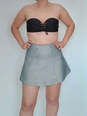 Mini jupe évasée rayée noir et argent taille 34/36