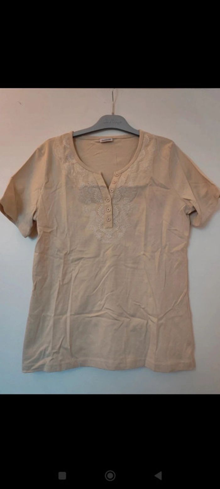 Tee shirt brodé beige et blanc taille 38/40 Damart