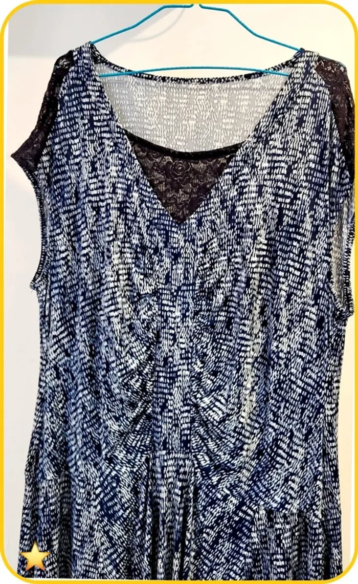 Robe fluide imprimée avec détails en dentelle – Très bon état - Bleu - Taille 40 - photo numéro 3
