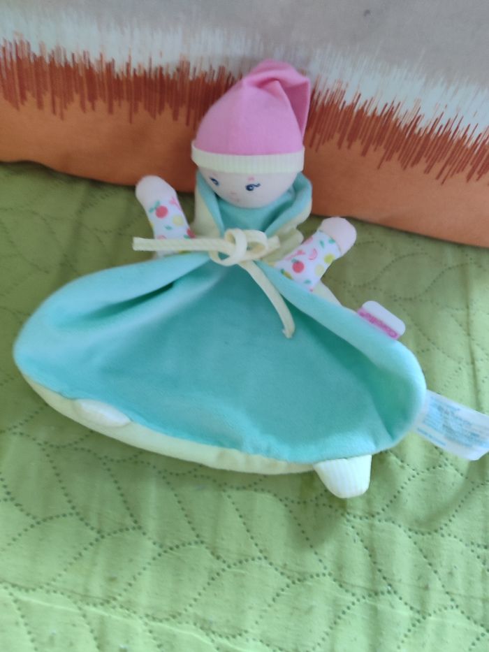 Doudou poupée corolle