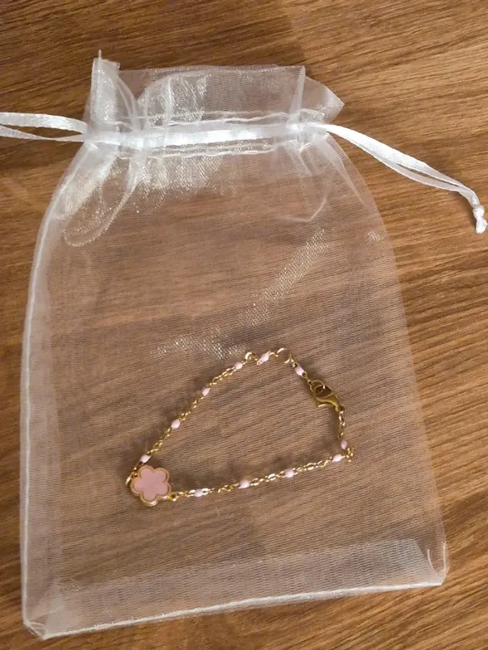 Bracelet dorée en acier inoxydable 🌸 avec perles rose et trèfle nacré - photo numéro 5