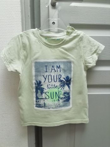 Vends t-shirt garçon vert avec motif sur le devant.