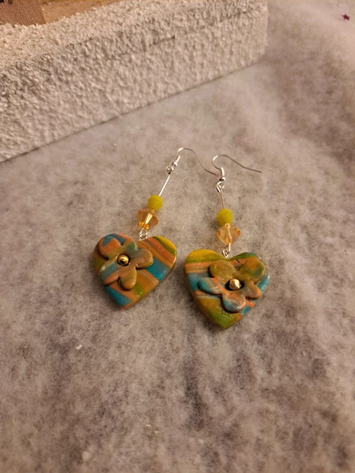 Boucles d'oreilles pendante avec pâte polymere cœur multicolore - photo numéro 6