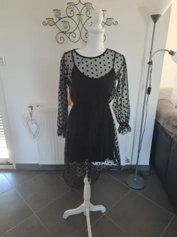 Robe noir avec de la transparence