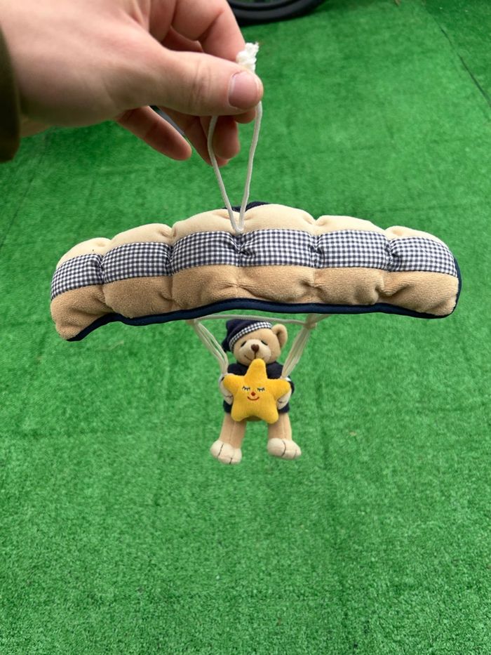 Décoration peluche ours parachute avec étoile – chambre bébé/enfant