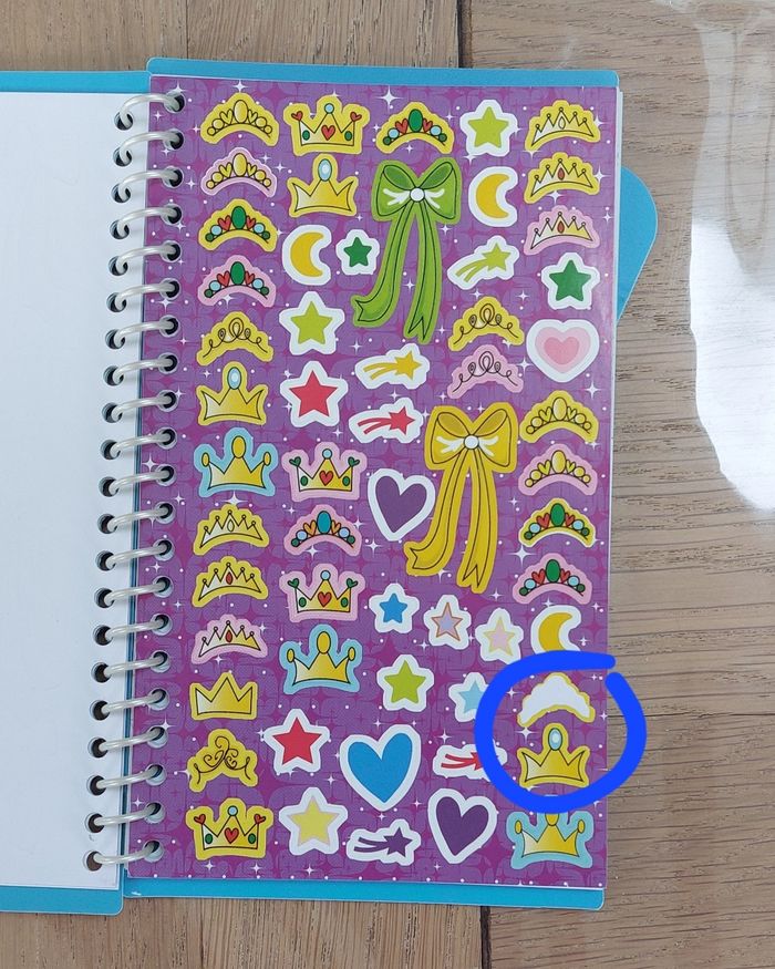 Lot de 2 cahiers d'activités Princesse Lot de 2 cahiers d'activités Princesse. 
Le 1er comporte des stickers à coller.
J'ai entouré sur les photos les stickers manquants et il manque 2 croquis.
Les autres n'ont pas été réalisés. 
Le 2è - photo numéro 6
