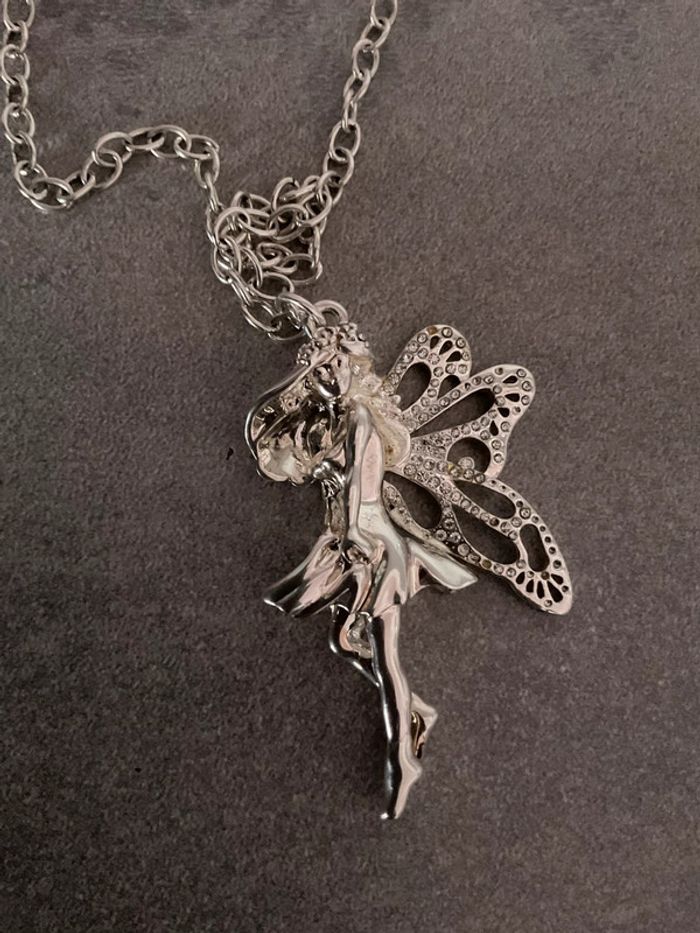 Collier en matière méthane , pendentif fée