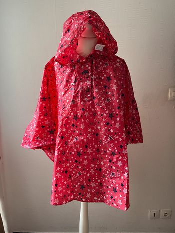 Poncho à capuche imperméable framboise avec des étoiles blanches et bleues marine