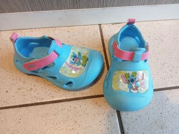 Chaussures fermées,plage, piscine,  stitch bébé fille taille 20,21, scratchs, mi saison été