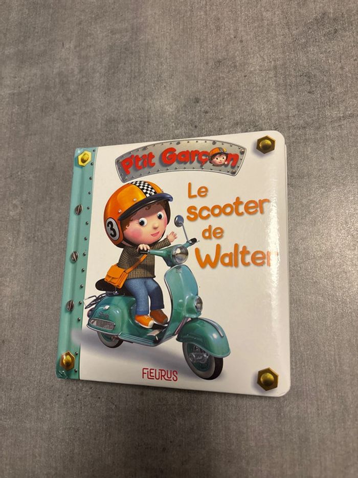 Livre, petit garçon, le scooter de Walter
