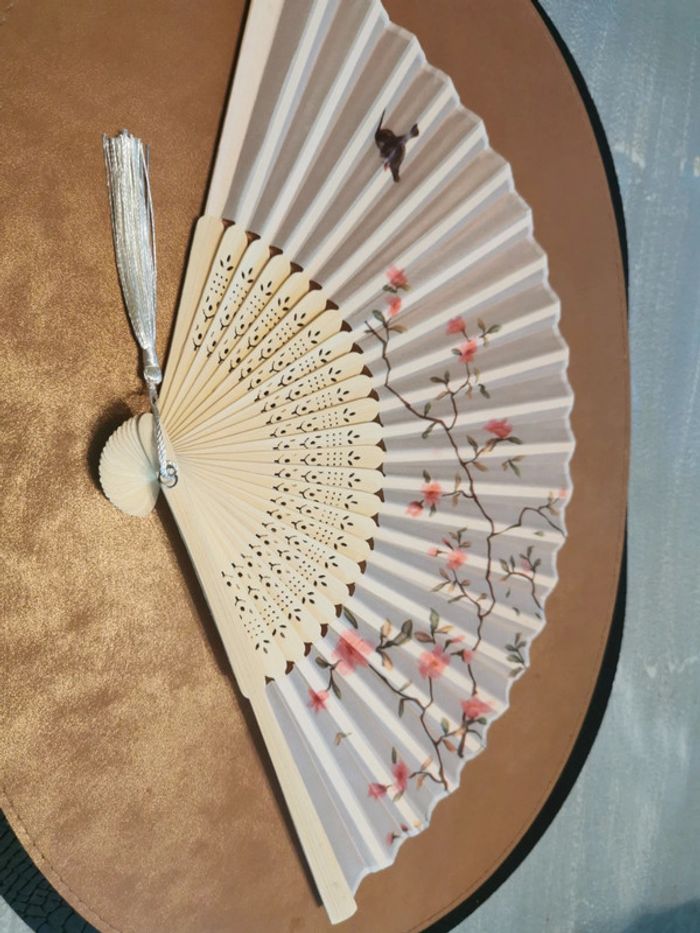 Éventail style japonais fleurs