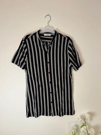 Chemise à rayures noires et blanches