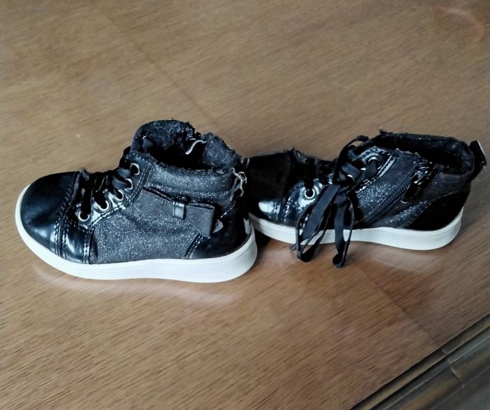 Chaussures  montante  ,noir  paillettes  ,nœud  ,fermeture  et  lacets  ,Gemo  Baby  ,pointure  23 - photo numéro 2