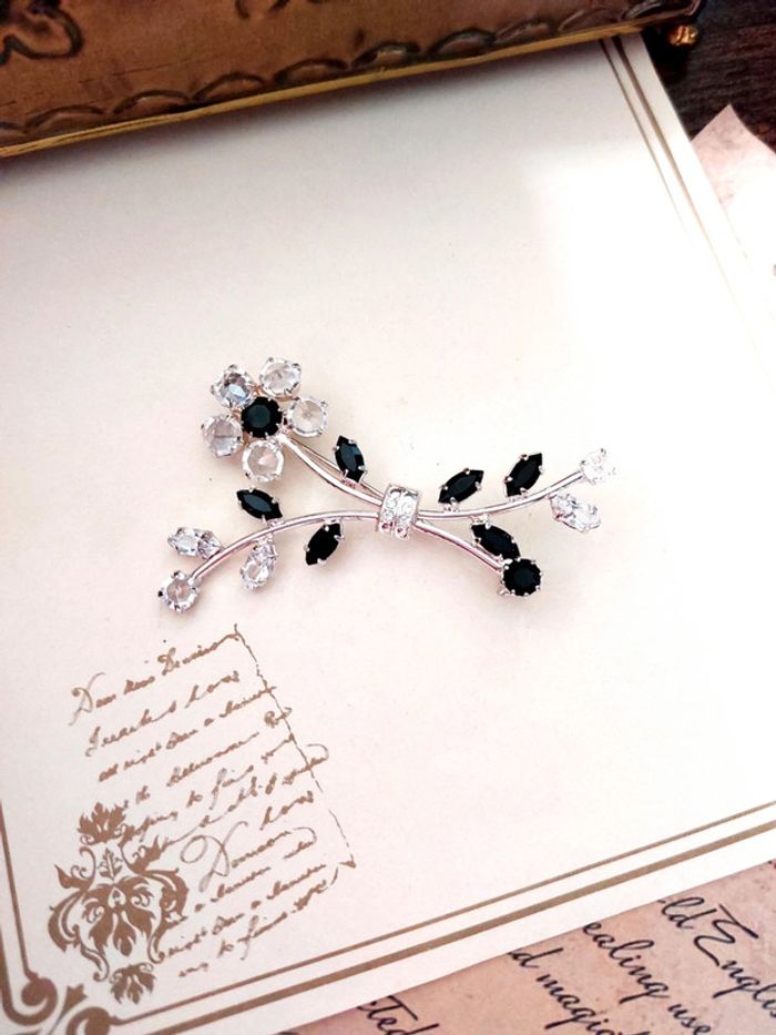 Magnifique broche vintage strass blanc et noir - photo numéro 6