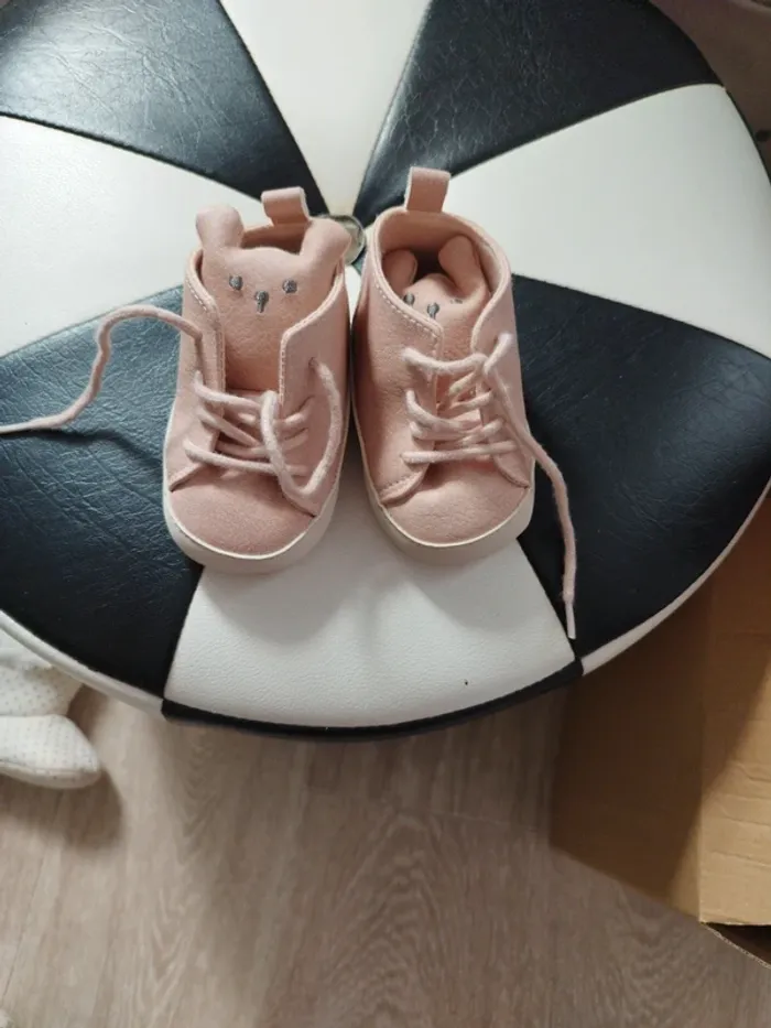 Petite chaussure rose 6-9mois