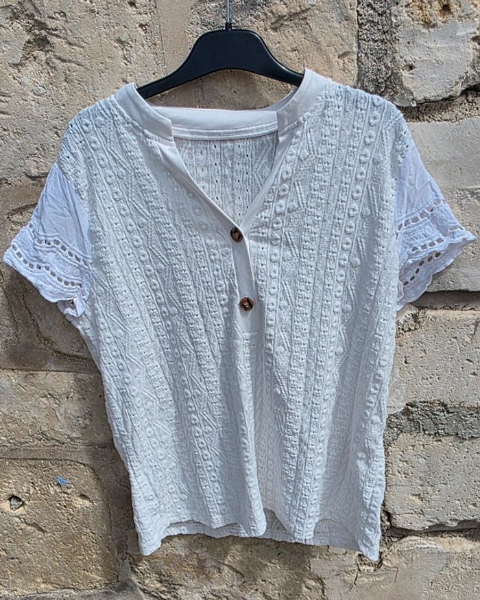 Blouse broderie manche courte