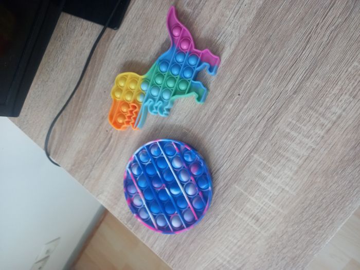 Jeu sensoriel / pop it / jeu anti stress en forme de dinosaure et de rond