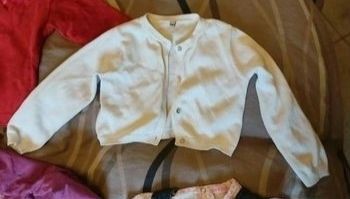 2 ans.  Gilet blanc