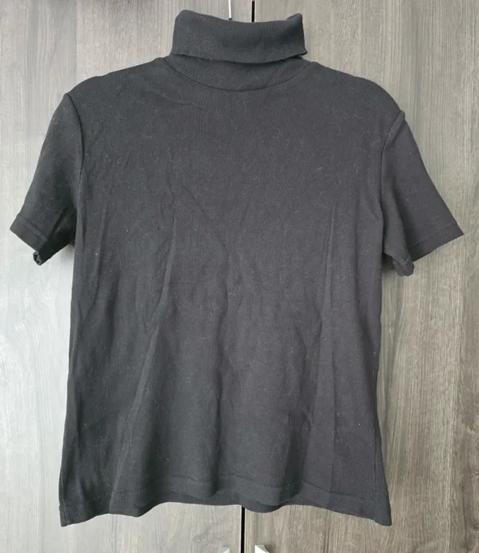 T-shirt manches courtes et col roulé