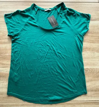 T-shirt vert neuf avec étiquette, coupe moderne et confort léger