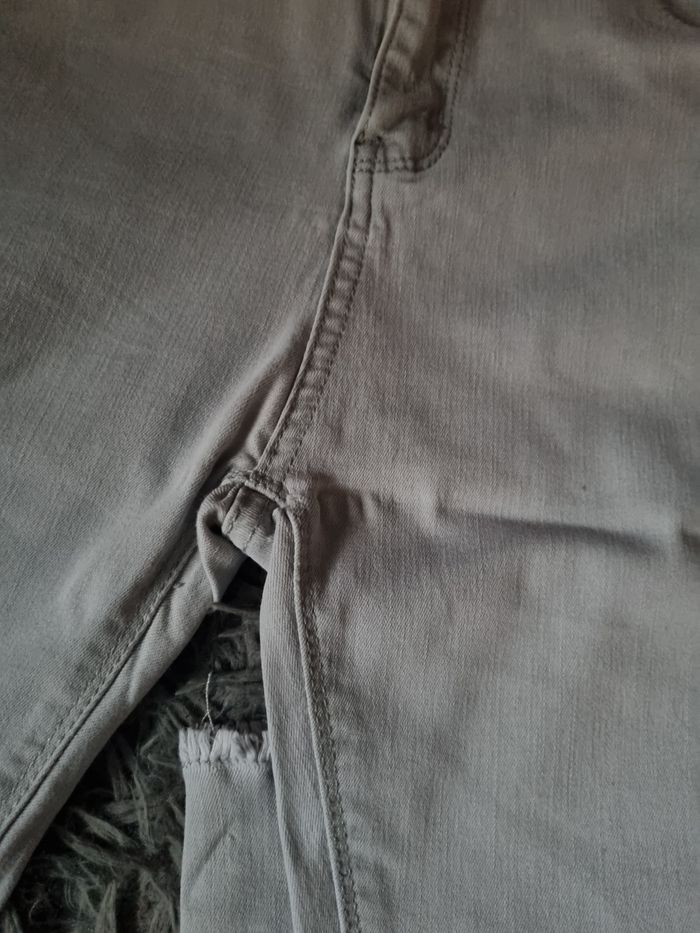 Jean gris taille 38 effet usé aux chevilles - photo numéro 6