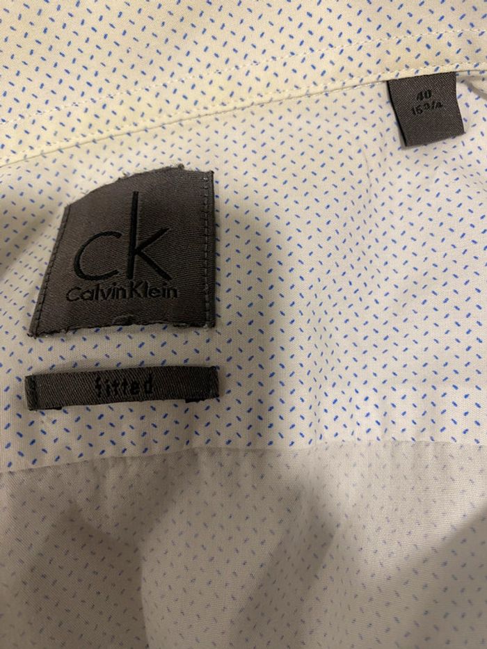 Superbe chemise blanche à motif bleu Calvin Klein taille L 40 traces au col sinon impeccable - photo numéro 6