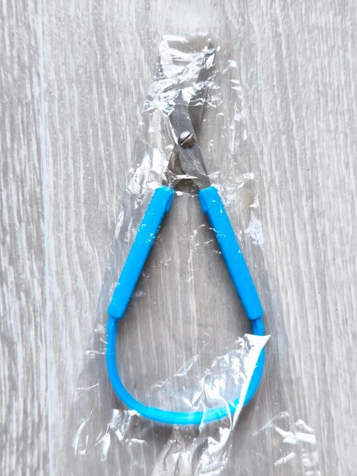 Ciseaux à boucle bleu clair - photo numéro 3