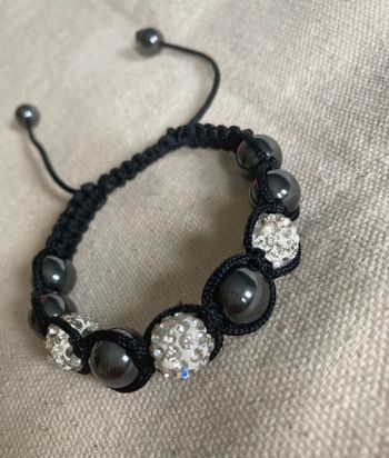 Très beau bracelet fantaisie noir et doré ajustable