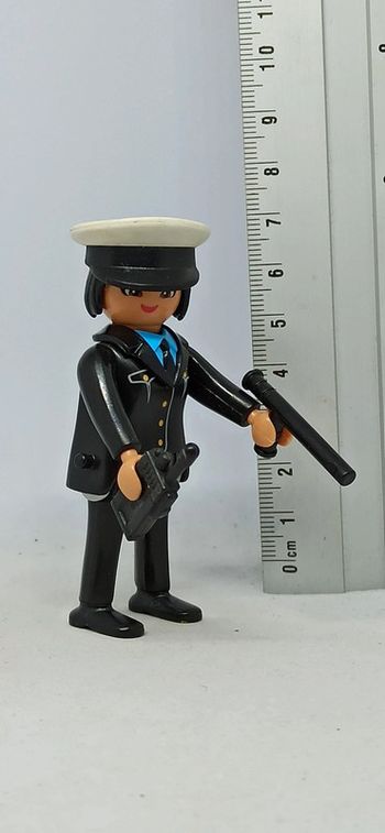 Femme policière avec matraque et radio playmobil