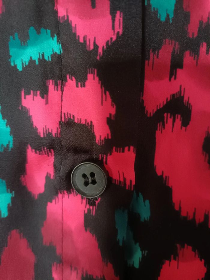 Chemisier noir à motifs framboise et vert émeraude - photo numéro 5