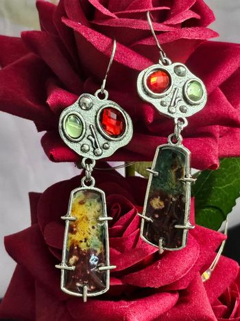 Boucles d'oreilles pendantes avec pierre topaz rouge et verte