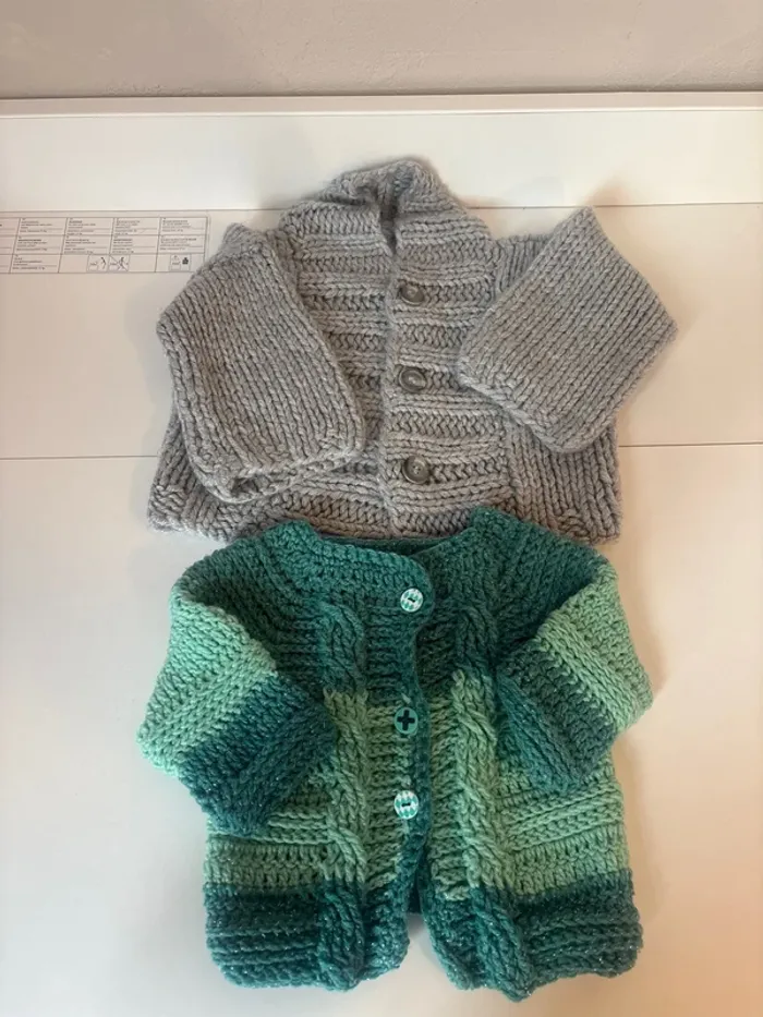 2 gilet 6mois fait main en très bon état