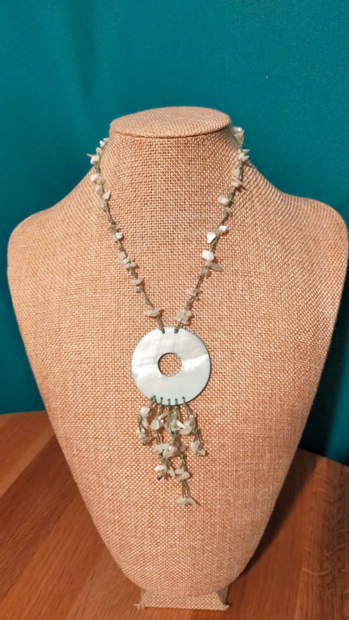 Collier pendentif en nacre et éclats naturels – Collection Terres d’Ailleurs - photo numéro 9