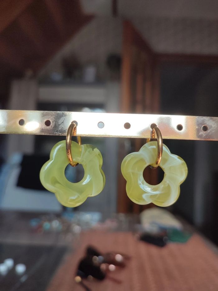 Boucle d'oreilles fleur verte - photo numéro 2