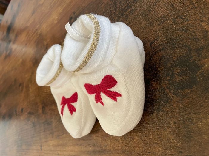 Chaussons de naissance avec noeuds rouges - photo numéro 3