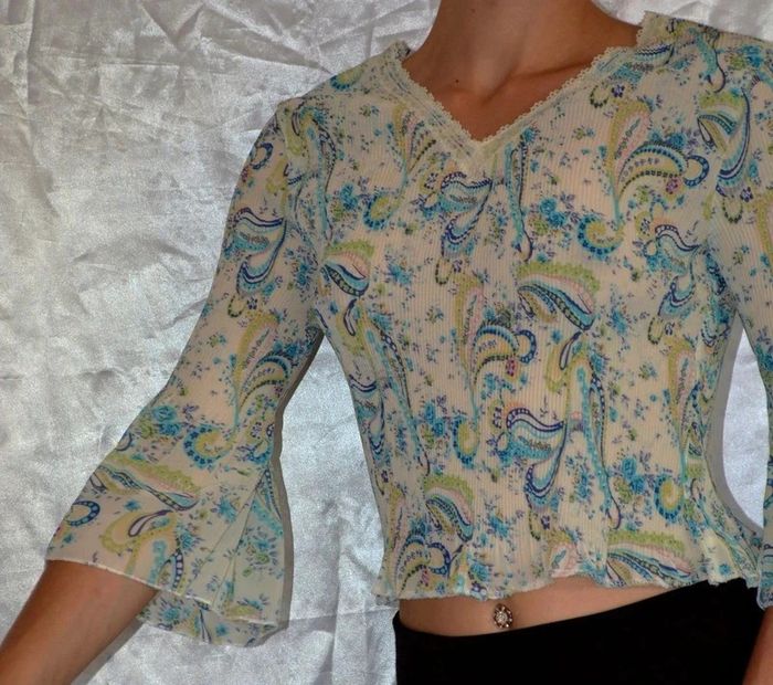 top court blouse col V bleu et vert à motif taille 34/36 jolies manches évasées 3/4 - photo numéro 3