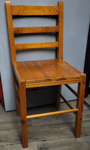 Chaise en bois massif vintage à restaurer très robuste