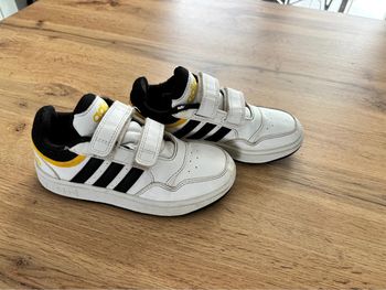 Baskets enfant adidas blanches noir et jaune taille 31