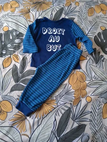 Pyjama OM droit au but