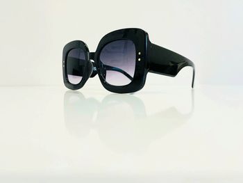 Lunette de soleil femme noire carrée bras larges verres dégradés UV protection catégorie 3