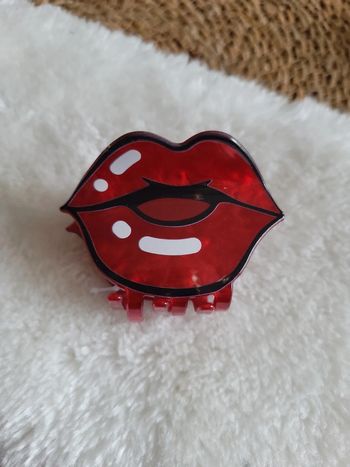 Pince cheveux lèvres pulpeuses