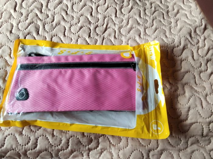 Sac banane. Pour fille. Matière aérée qui va sur le corps . Marque s.f.s - photo numéro 4